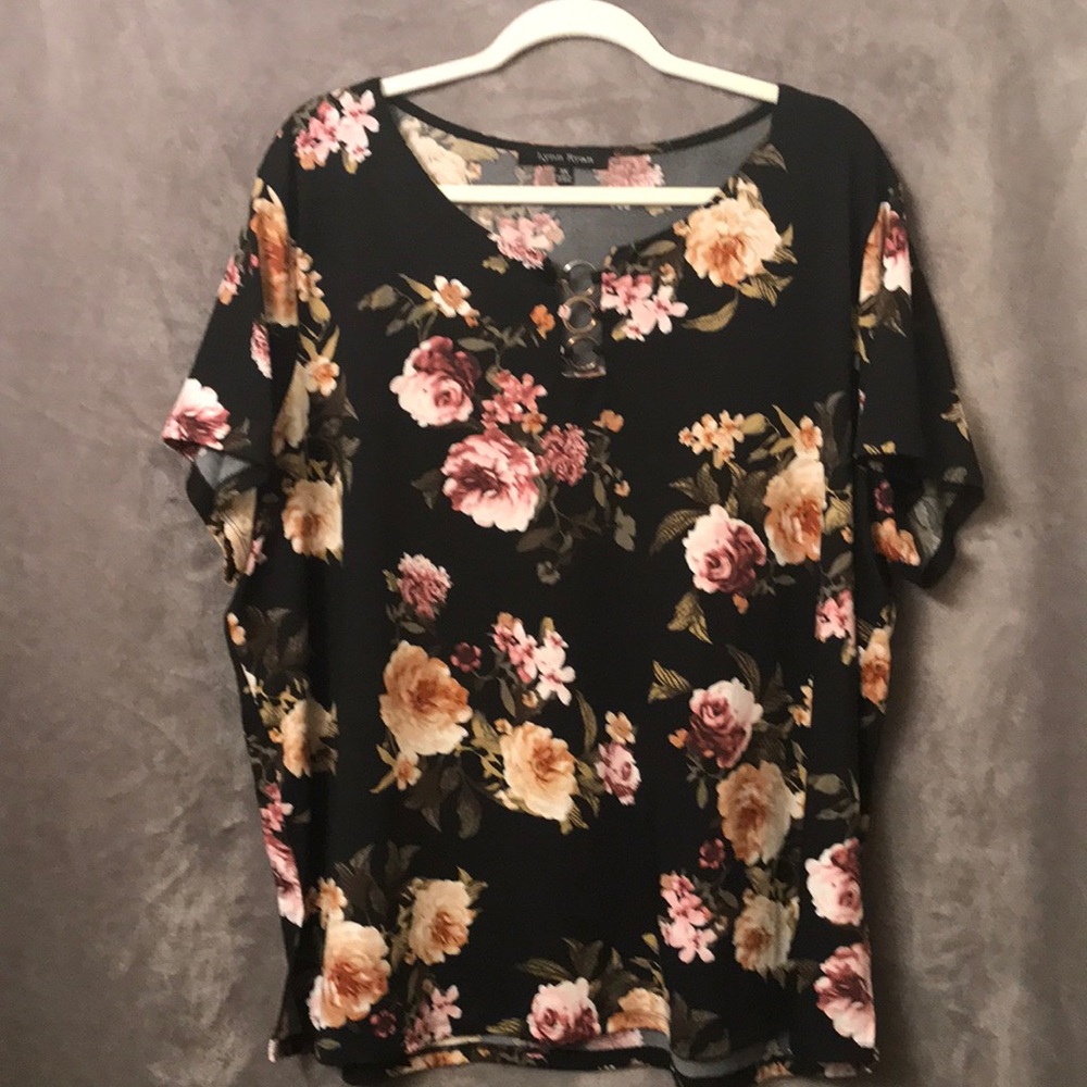 Lynn Ryan floral top. 3X. EUC.
